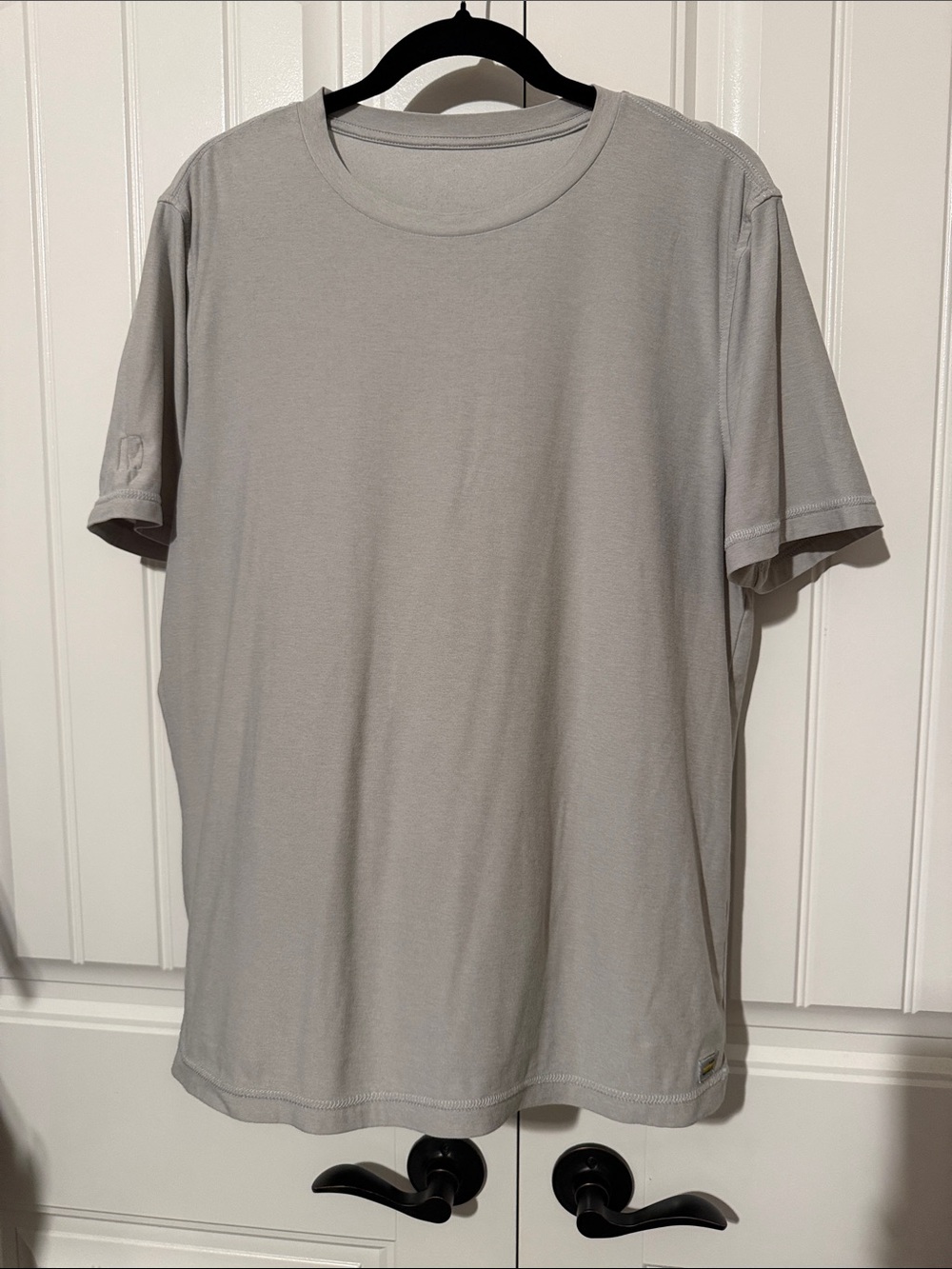 Vuori Classic Crew Neck Men's T-Shirt in Light Gray